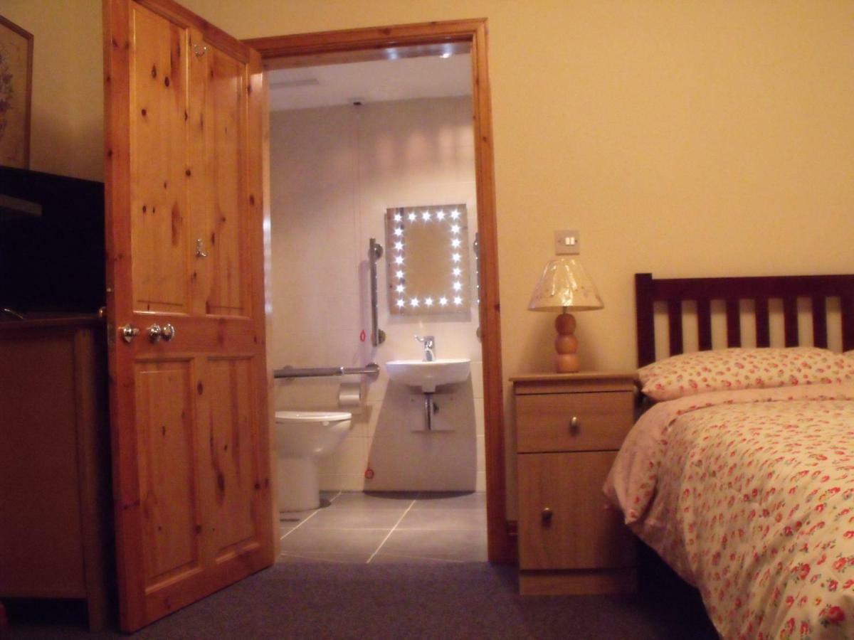 Cosy Ground Floor Disabled Friendly Room In Farm House Llandderfel Eksteriør billede